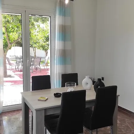 W 3 Bedroom Spacious Yard Apartment