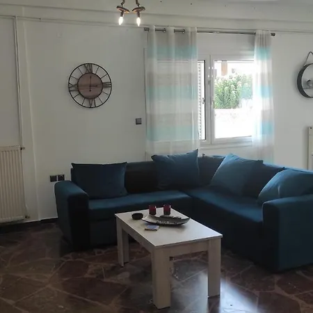 Apartment W 3 Bedroom Spacious Yard *
