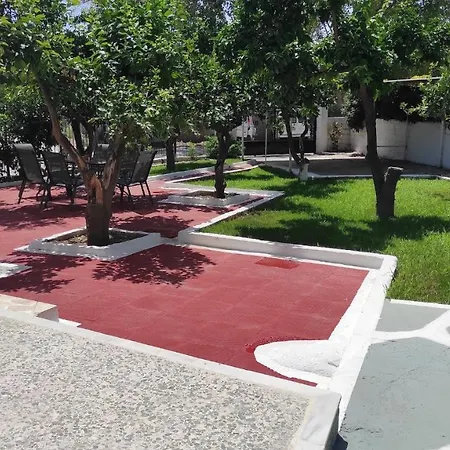 W 3 Bedroom Spacious Yard Apartment